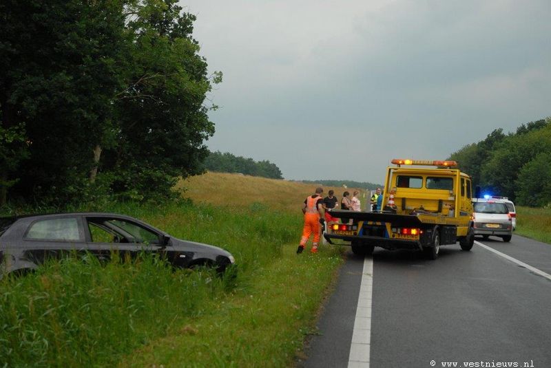 Auto in slip op afrit A7 -  westnieuws.nl/nieuws/auto-in…