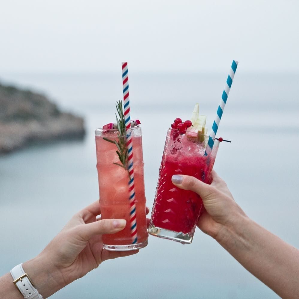 Cheers! @lellall 🥂☀️ Throwback to my Crete trip in April! #fashionvictressgreece #cheerstotheweekend #summergirl #… ift.tt/2tXMIYj