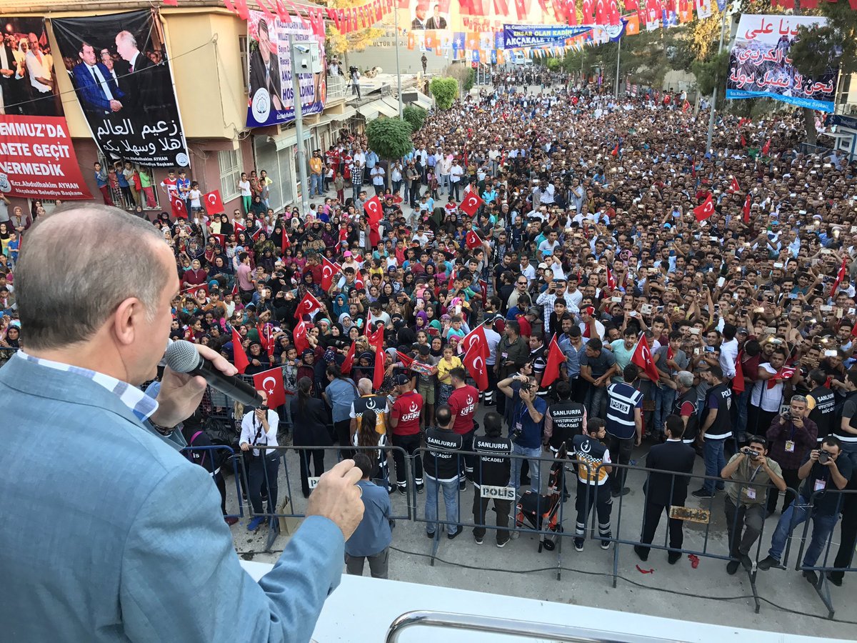 KmlttinYlmztkn's tweet photo. Cumhurbaşkanımız Ceylanpınar'dan sonra Akçakale'ye gelerek halkımıza bir hitapta bulundu. Akçakale Liderini, Reis-i Cumhurunu bağrına bastı. https://t.co/hD5vMaeecn