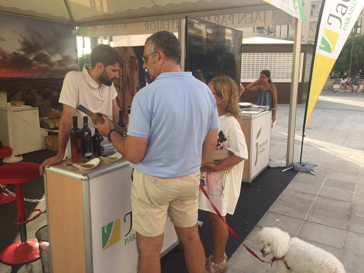 jaenturismo's tweet photo. Saludamos hoy a Cádiz en "Andalucía descubre su Paraíso", una acción de @dipujaen  #20JaénParaíso que acerca Jaén a las capitales andaluzas https://t.co/dEhmiD6t6R
