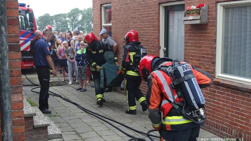 Veel publiek bij oefening brandweer in Ezinge -  westnieuws.nl/nieuws/veel-pu…