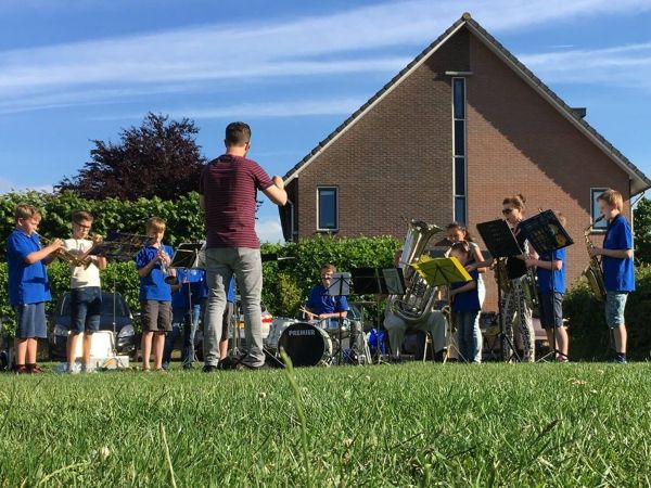 onshouten's tweet photo. Swingend zomers feestje op het Plein op dinsdag 27 juni tussen 18:30 en 19:30 uur https://t.co/oISRzaFE5I https://t.co/Bag33JQX8A
