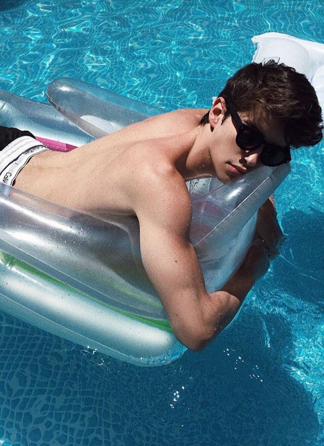 TheBestKent's tweet photo. Pool party? https://t.co/xxEoN86r8V
