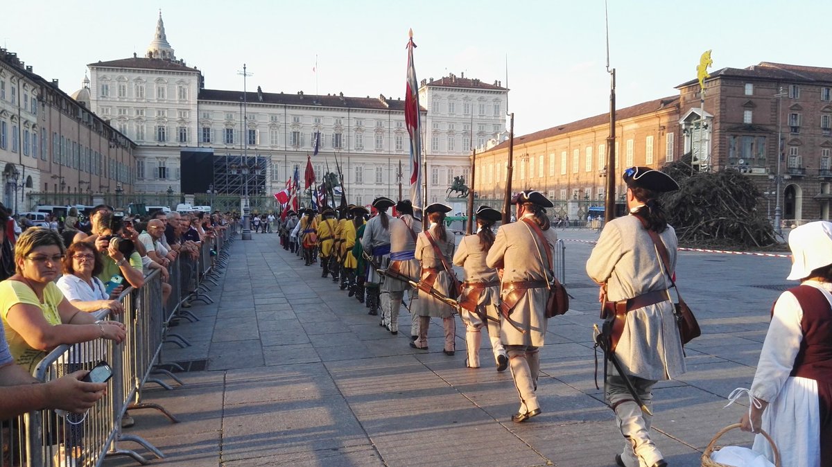 ZipProgetti's tweet photo. L'arrivo del gruppo storico Pietro Micca in piazza Castello! #zip #corteostorico #SanGiovanni #torino #eventi https://t.co/YxvArjPtLf