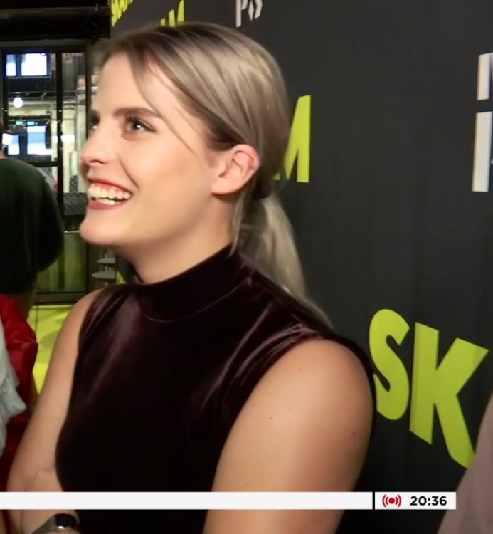 brokenpilot's tweet image. i love her so much and she looks so pretty