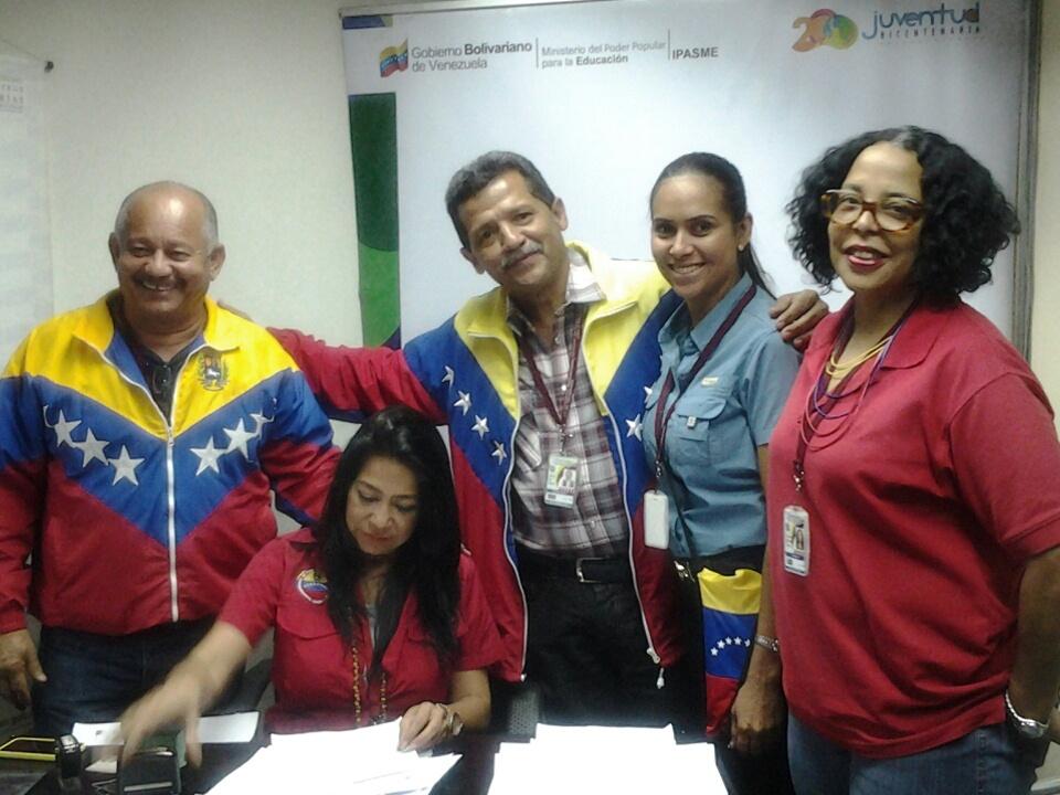 IpasmeOficial's tweet photo. #AHORA Entrega de créditos turísticos a docentes del estado Aragua por parte de la Junta Administradora del @IpasmeOficial https://t.co/Ip3O4Ud7kr