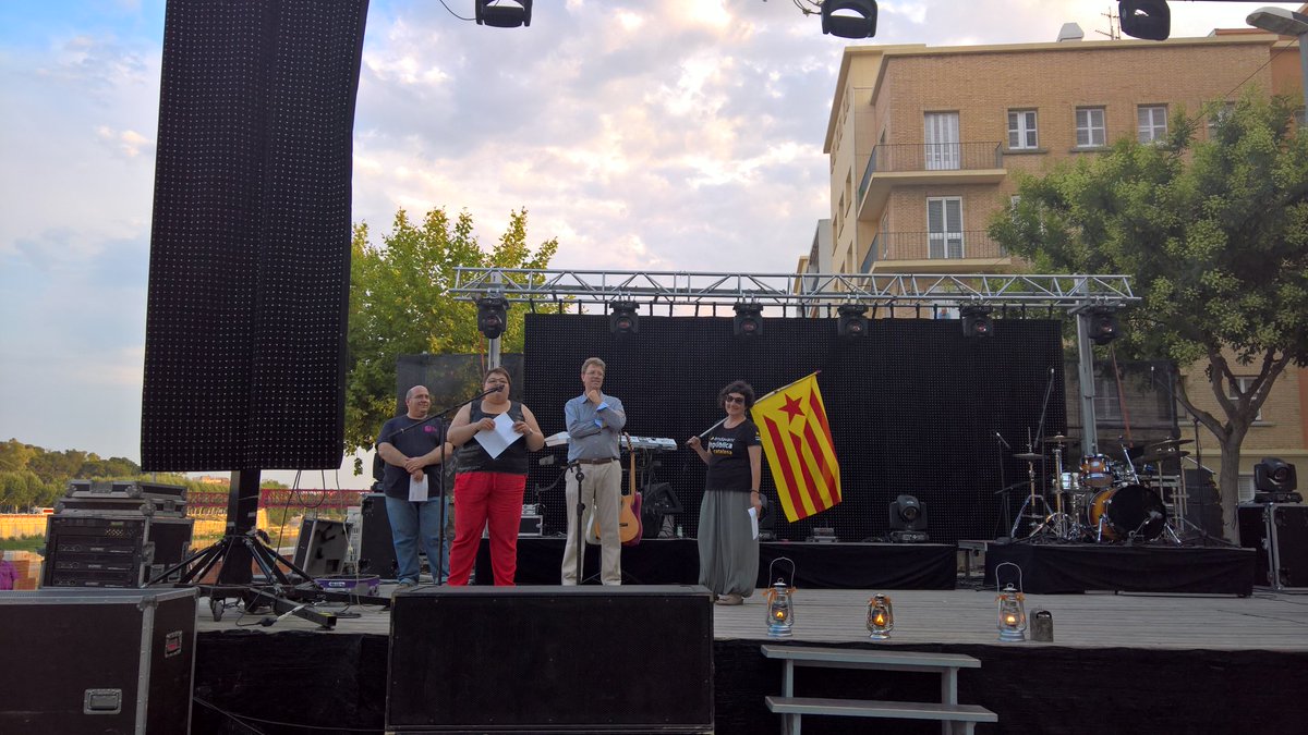 meritxellroige's tweet photo. Rebem a #Tortosa , al costat del riu #Ebre , al barri de #Ferreries , la flama del Canigó @Ferran_Bel  @dolorsroo @OmniumEbre @omnium https://t.co/zBJSW5hzQC