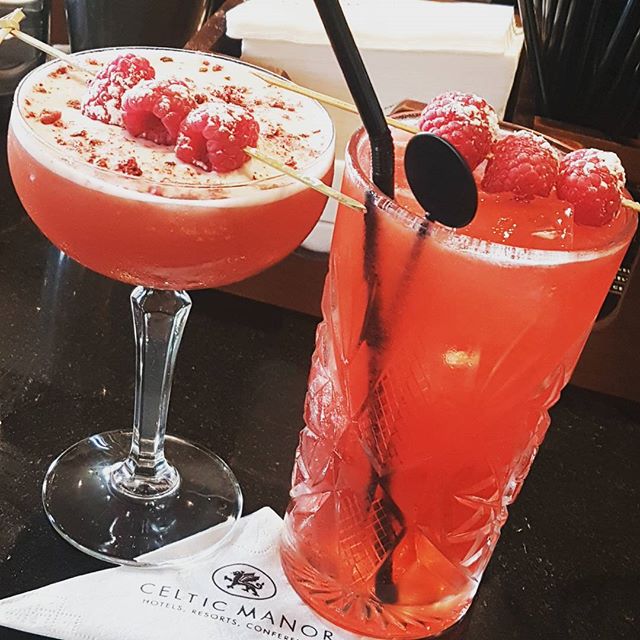 TheCelticManor's tweet photo. Cocktail time! #fridayfeeling #cocktails #MerlinsBar Enjoyed by Kathryn Francis https://t.co/vEyRmOPb2c