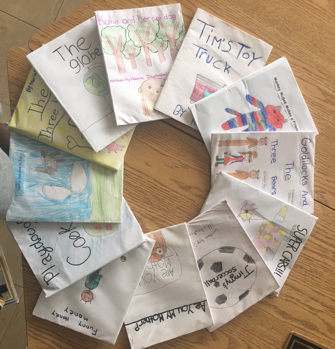 MsChumfong's tweet photo. Room 12 made books for the kindergarten class in Room 20. We will surprise them with the books next week. Well done Room 12! 🍎🍏 https://t.co/0oIFeVhjOb