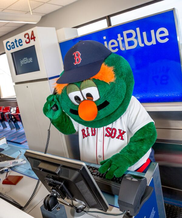JetBlue's tweet photo. Look who stole #JetBlueBOS Gate #34! Check out these pics from today’s @davidortiz recognition at Boston Logan’s Terminal C. #34Ever https://t.co/H2UoLbYNGU