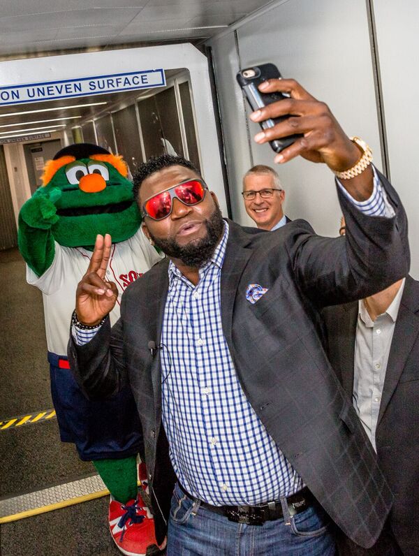 JetBlue's tweet photo. Look who stole #JetBlueBOS Gate #34! Check out these pics from today’s @davidortiz recognition at Boston Logan’s Terminal C. #34Ever https://t.co/H2UoLbYNGU