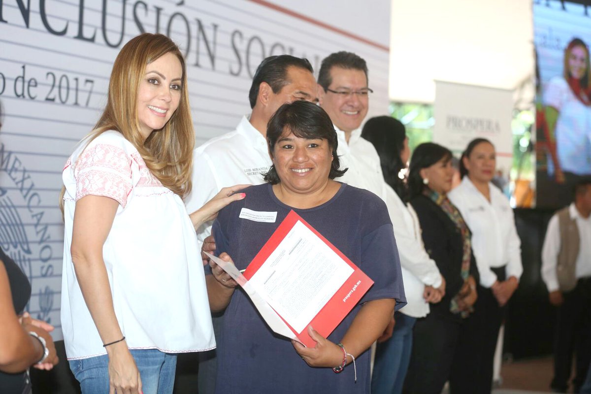 paula_hdz's tweet photo. Familias @Prospera_MX en #Tlaxcala recibieron #CartillasSociales de @SEDESOL_mx Afiliación al @Seguro_Popular y Tarjetas de #Ahorro #PROIIF https://t.co/IUgZ44KxBJ
