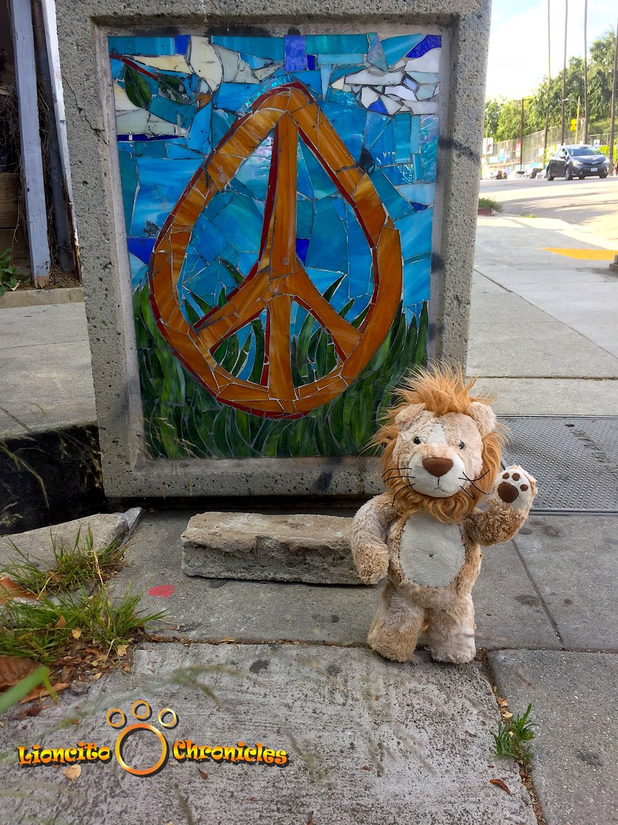 LittleLioncito's tweet photo. While exploring the area, Lioncito discovered a peace sign. It’s just another little gem of art that covers this part of the city. https://t.co/Ah7IaC4KH4