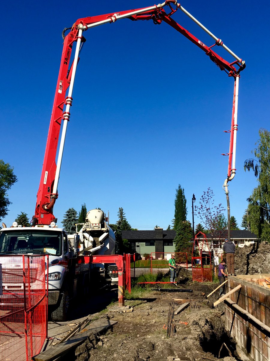 innovahomes's tweet photo. Busy day today at our Lendrum sites and we couldn't ask for better weather! #customhomes #edmonton #edmontonhomes https://t.co/oFM5QpEKb6