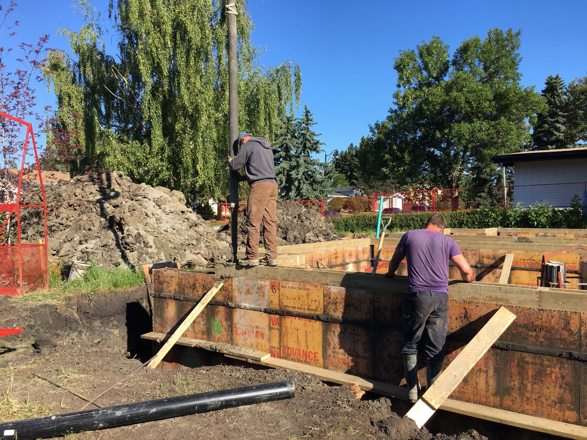 innovahomes's tweet photo. Busy day today at our Lendrum sites and we couldn't ask for better weather! #customhomes #edmonton #edmontonhomes https://t.co/oFM5QpEKb6