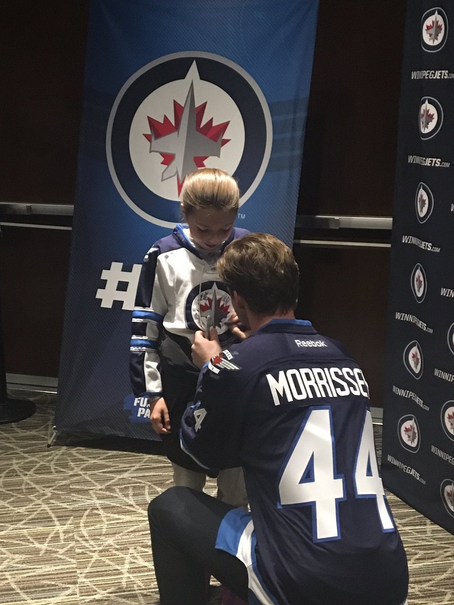 👋 everyone back at the #NHLJets Draft Party! https://t.co/kp5518pf7X