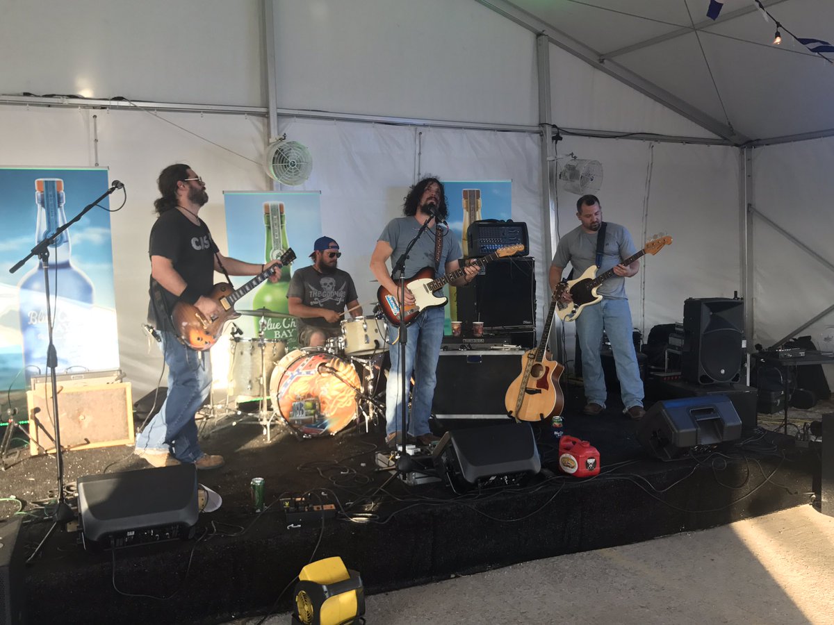 Barge_295's tweet photo. The boys of @tclb just kicked off - come grab a cold beer with us! https://t.co/FwJliX3MRi