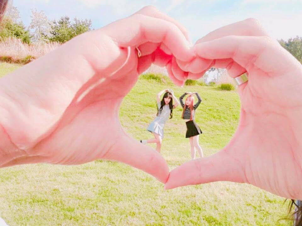 KAN_Joho's tweet photo. 韓国女子の可愛すぎる友情ショット😵💗

撮り方１つ１つが可愛すぎて
次写真撮るときに絶対真似したい😂🌈💘 https://t.co/MDrYwVQBAa