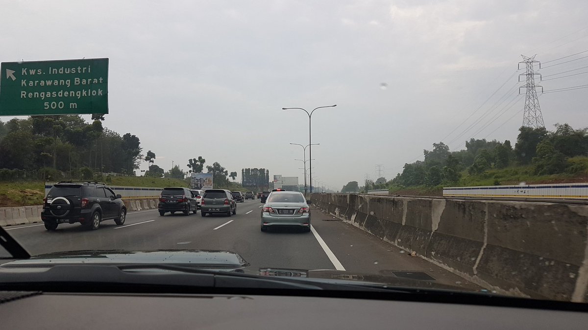 RomyJulias's tweet photo. @TMCPoldaMetro @lewatmana @RadioElshinta @Prambors : tol cikampek mulai tersendat km 44 https://t.co/lpUxXWY8ax