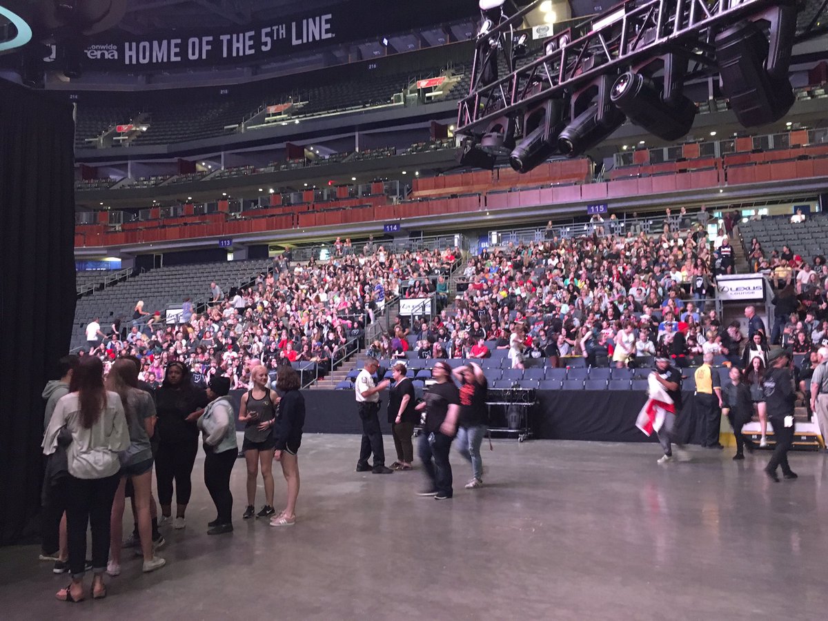 SURPRISE! 😱😍<a href="/twentyonepilots/">twenty one pilots</a> came to surprise all the fans out at #Artopia and take pics with all of them 📸 So much hometown love tonight!