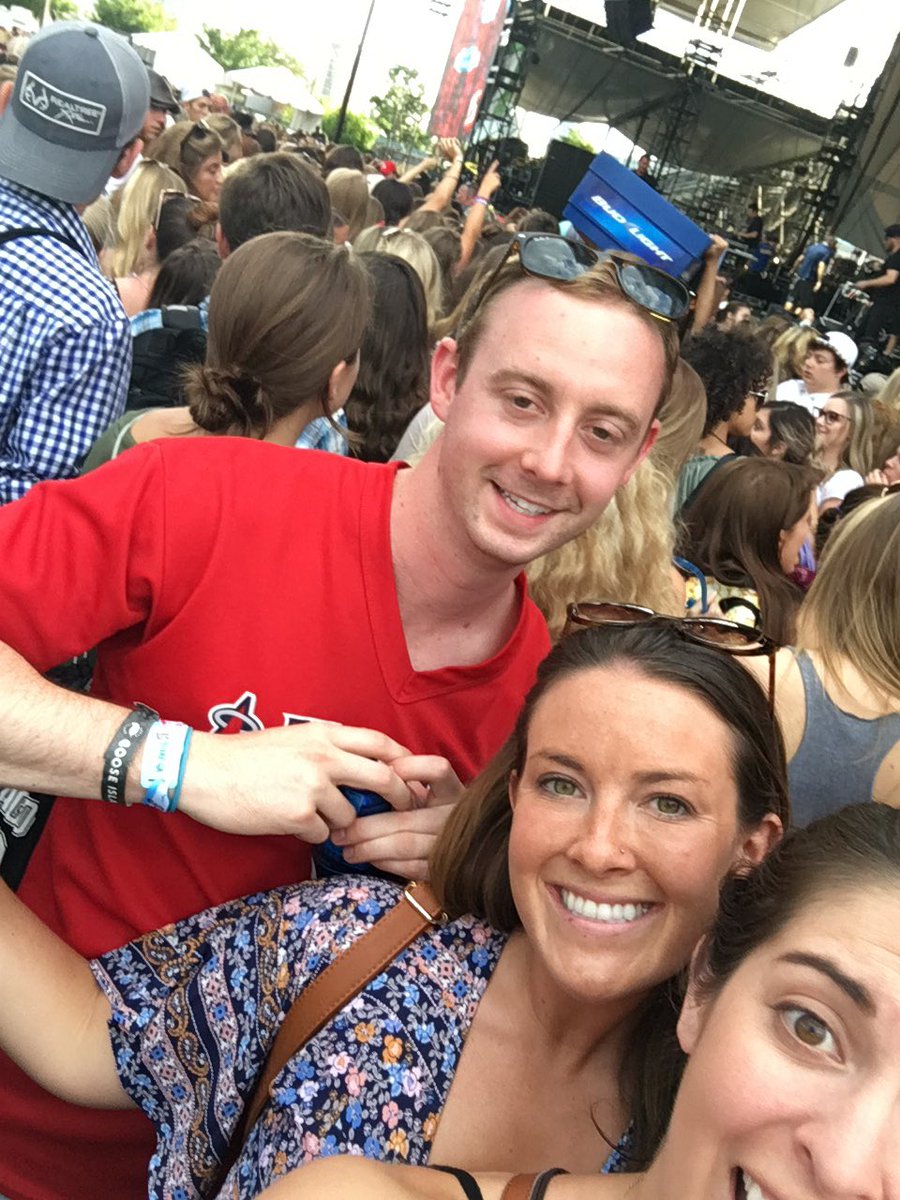 kristellen101's tweet image. Grade school pals reunited at @LakeShakeFest #lakeshake @ThomasRhett