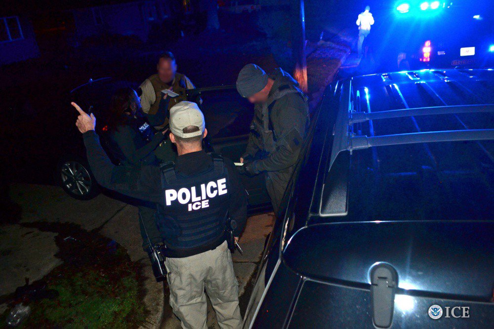 thinkprogress's tweet photo. Traffic stops in Georgia are leaving children without their immigrant parents https://t.co/hfUb1TzJzz https://t.co/xiNFJtWwmN