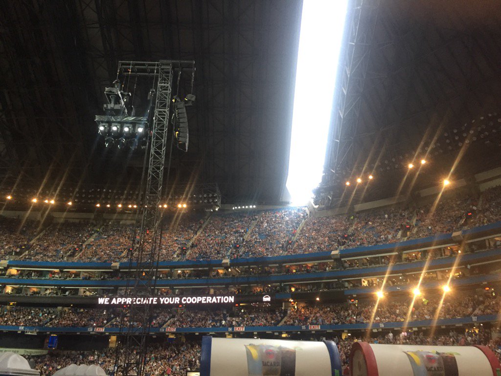 Yes! U2 must beer here. The Rogers Centre is doing the right thing and opening the roof! So pumped for U2