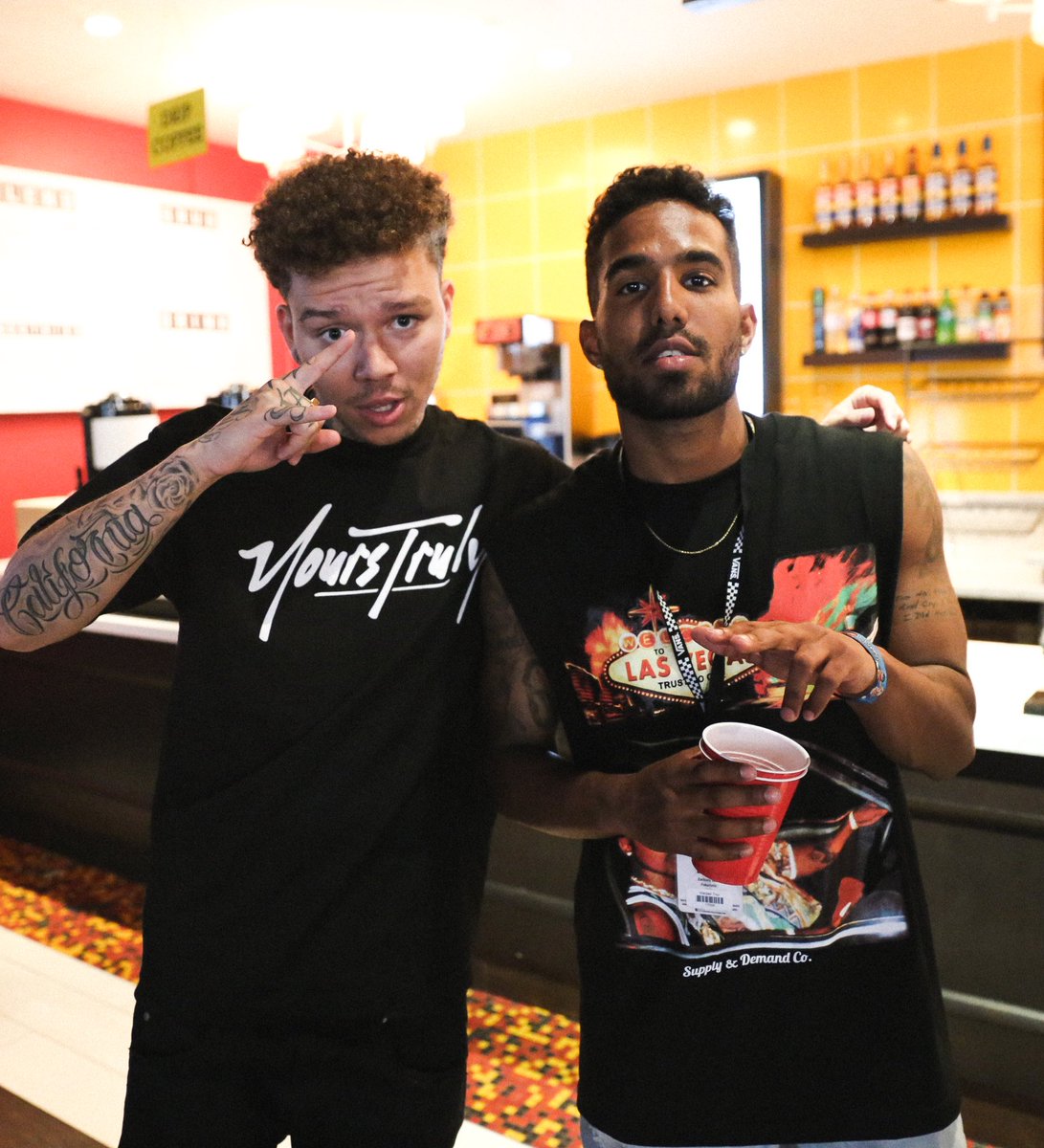 OnlyFuturistic's tweet photo. Ran into @PHORAONE in Vegas ๐๐พ
#RealSpitters https://t.co/qGYRKXH2Fz