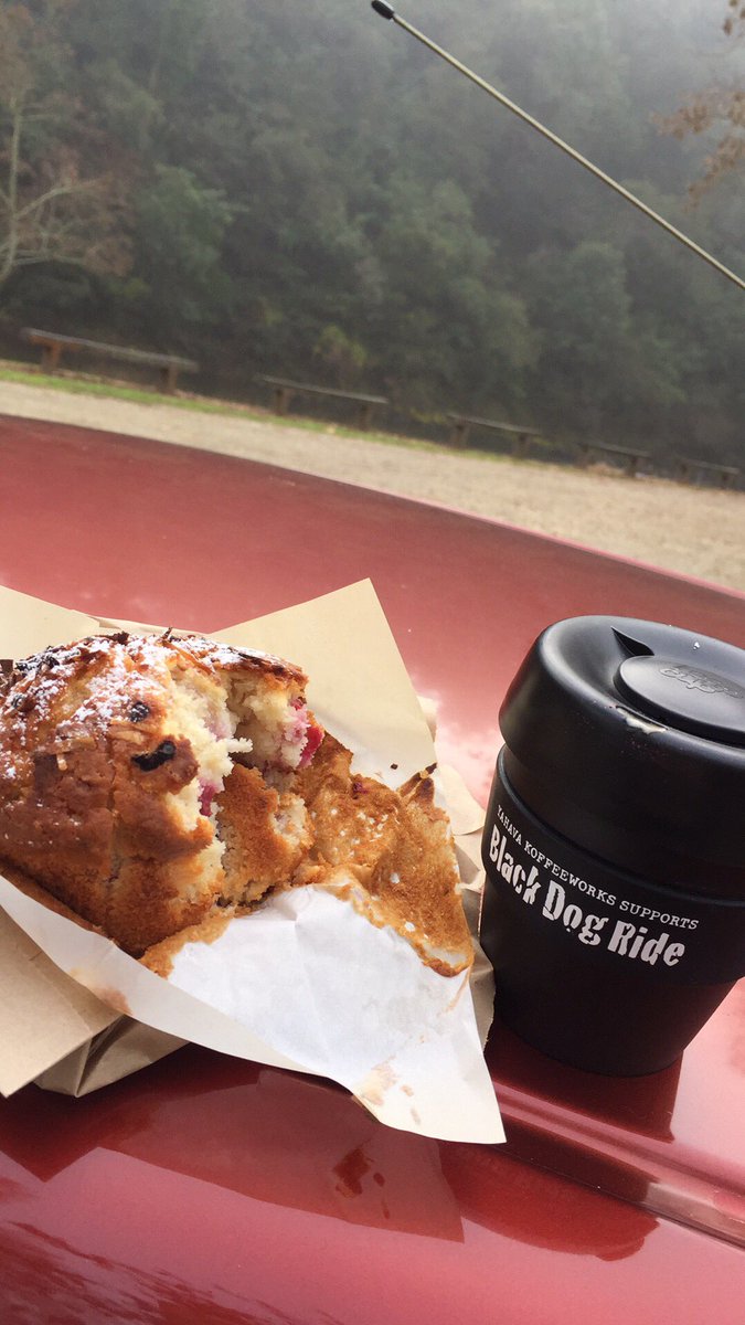 Morning tea time, taking some morning photos 
#blackdogride 
#loveamuffin