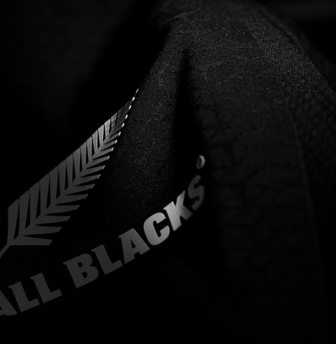 Стронг логотип. Av steel логотип. Монохромный логотип. Медицинская сталь иконка. Почему логотипы стали черными.