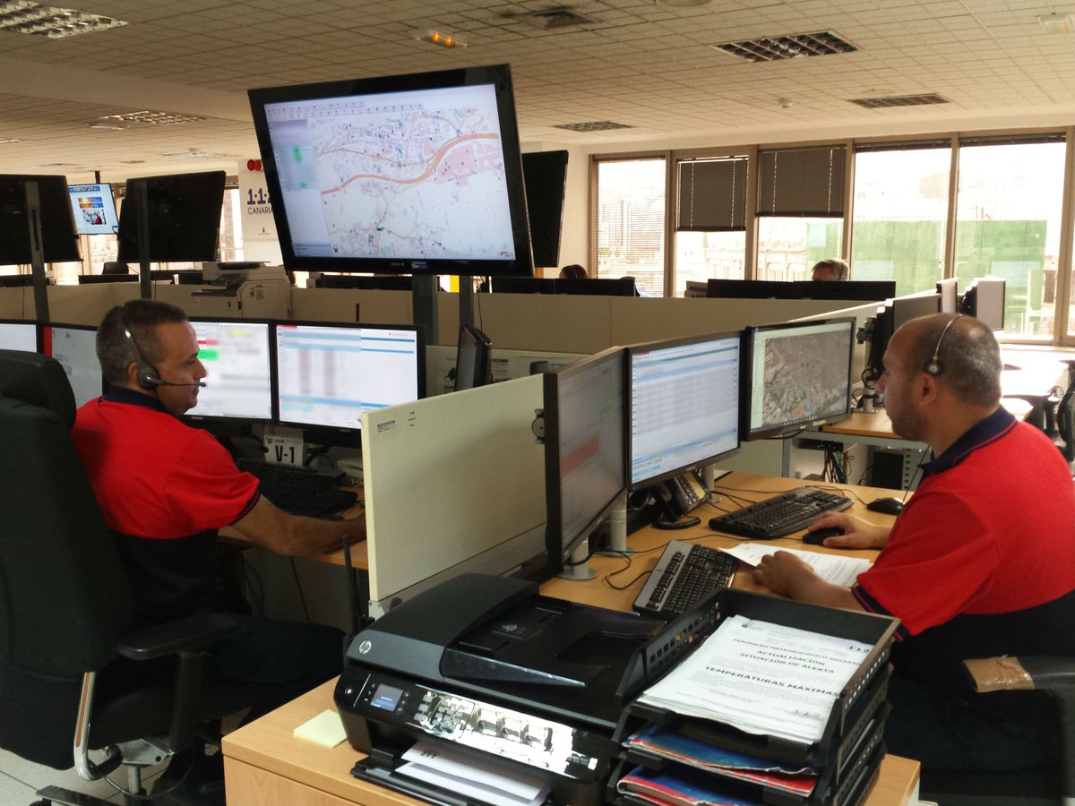 #Riesgo0 #SanJuan2017 Dispositivo de <a href="/BomberosTf/">Bomberos de Tenerife</a> en la sala operativa del <a href="/112canarias/">112 Canarias</a> RECUERDA ante una emergencia llama al teléfono 1-1-2