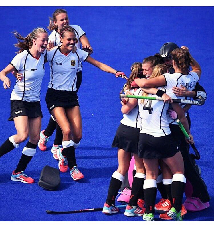 unforgettable moment with incredible girls! 🙋🏽🥉😍#olympicday #danas