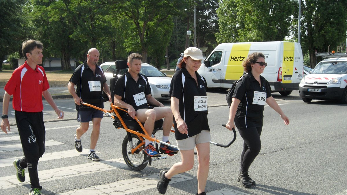 Nat_Planas's tweet photo. Sensibilisation au #handicap à travers le sport, belle participation des équipes #veoliaeau Estuaire et APG à l'opération #handisol https://t.co/QkbLV6nb7A