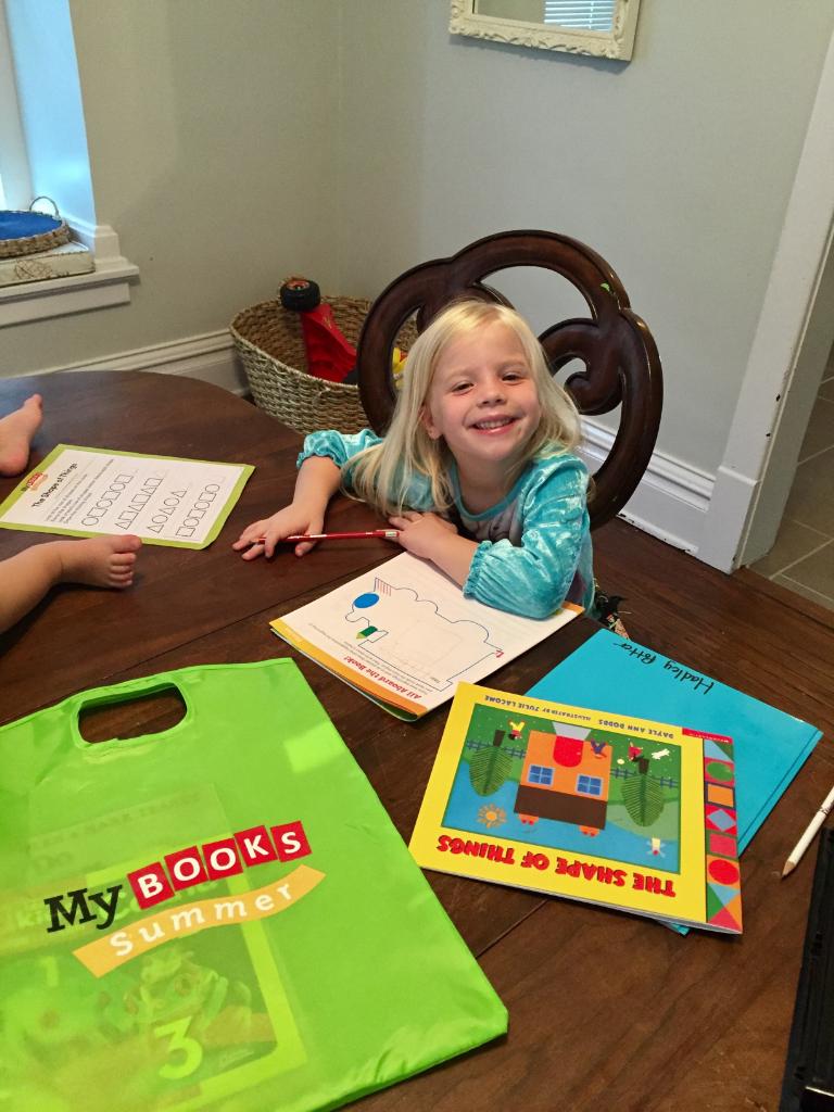 ScholasticEdu's tweet photo. How adorable is this!? Students in KY are diving into #SummerReading with free book packs from @MCPS_KY! #MCPSreads https://t.co/4WfhsHz6OT https://t.co/kNEYv8B1jP
