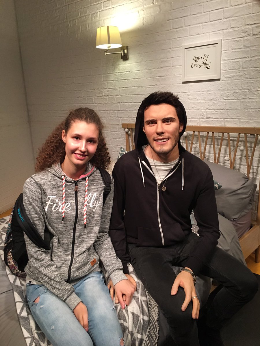 RebiTomc's tweet photo. @PointlessBlog I met Alfie today at wax museum😍😍😍😍😍😍BEST DAY EVER🇬🇧🇬🇧✈️😘❤️😍🙈😱🔥 https://t.co/eeREJIBVJc