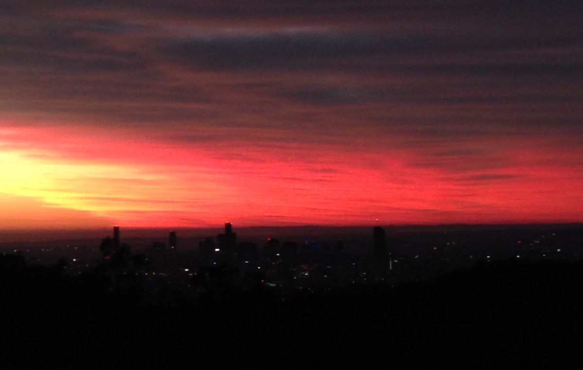 JulieKorner's tweet photo. View from the @7NewsQueensland newsroom. Worth getting up at 0430 to see it? Ummmm...:D https://t.co/BgjKRJ0dma