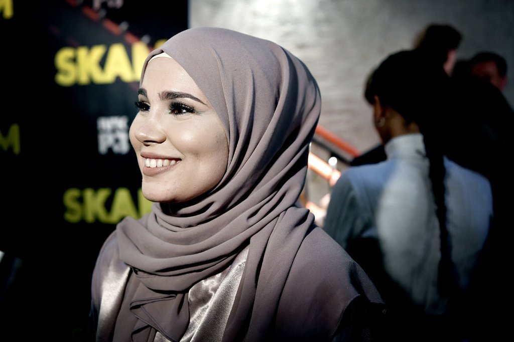 callmenovuo's tweet photo. Iman looked so beautiful tonight 😍
She's a real sunshine. She can light up the whole room 😍
#ImanMeskini #SKAM #SanaBakkoush #SkamCast https://t.co/HRsmA6IUK4