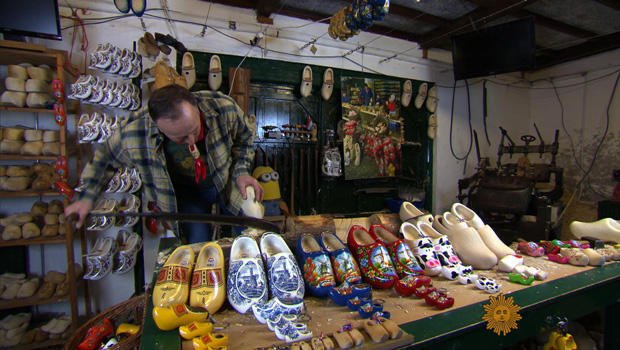 NLinNY's tweet photo. #DYK #today, there are fewer than 30 #wooden shoe makers left in #KingdomNL. #CBSDesignIssue #klompen via @CBSSunday https://t.co/RDYIXcBdso https://t.co/9LUloLzp86