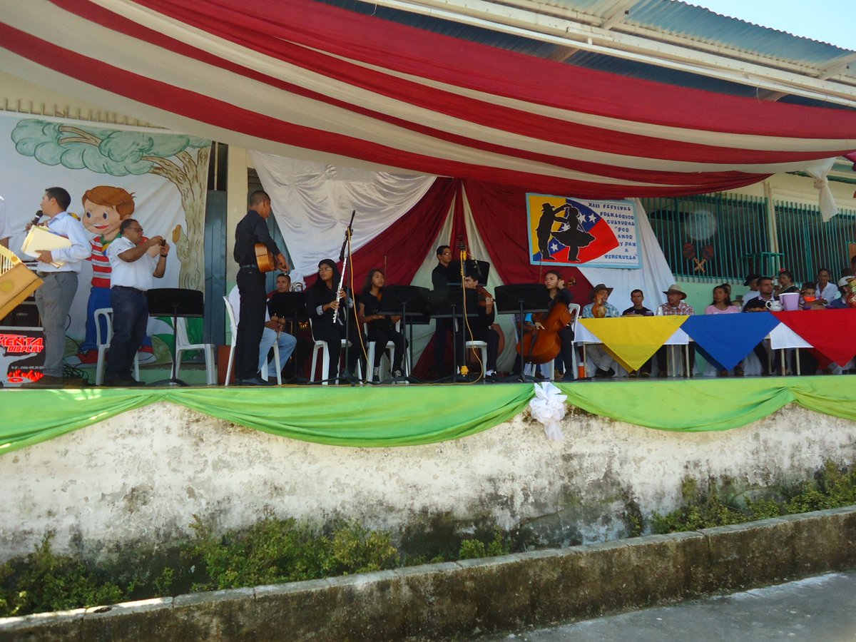 ENSAMBLE DE MÚSICA VENEZOLANA NÚCLEO SABANA GRANDE PARTICIPANDO EN EL XIII FESTIVAL  FOLCLÓRICO POR LA PAZ EN LA U.E RAFAEL ANTONIO RIVERO