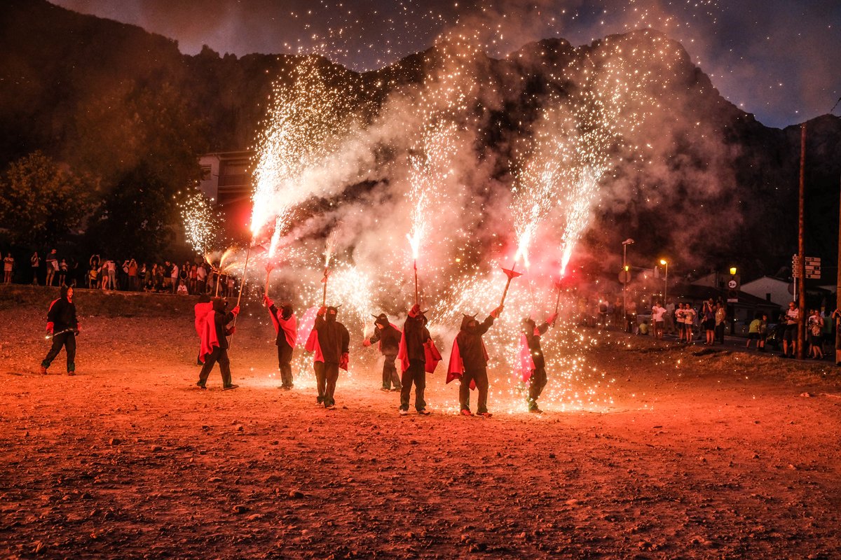 collbato's tweet photo. La flama del Canigó ha encès la foguera de #Collbató! Bona i segura revetlla a tothom! #revetllasegura @Salnitrats https://t.co/Etr7Ulo3Ej