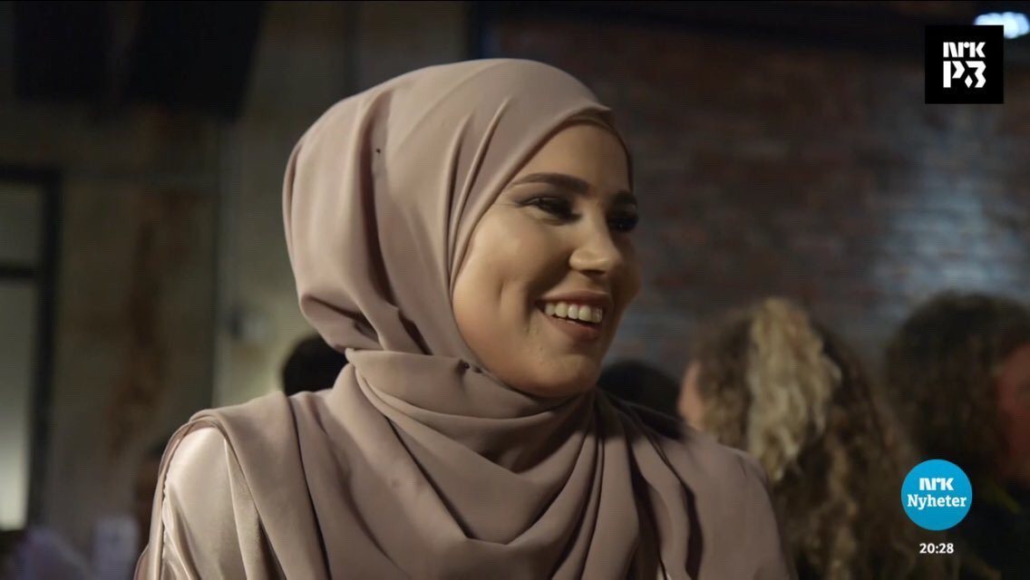 callmenovuo's tweet photo. Iman looked so beautiful tonight 😍
She's a real sunshine. She can light up the whole room 😍
#ImanMeskini #SKAM #SanaBakkoush #SkamCast https://t.co/HRsmA6IUK4