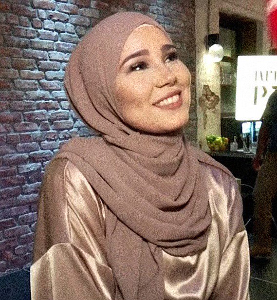 callmenovuo's tweet photo. Iman looked so beautiful tonight 😍
She's a real sunshine. She can light up the whole room 😍
#ImanMeskini #SKAM #SanaBakkoush #SkamCast https://t.co/HRsmA6IUK4