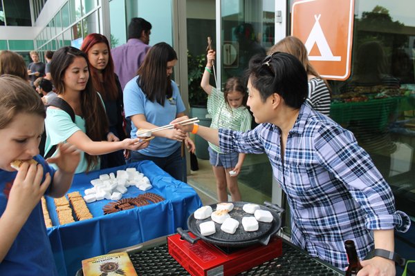 UIResearchPark's tweet photo. Throwback to May's Summer Camp #FireAtFive with rainy day s'mores! Come by the June #FireAtFive next Friday, 6/30, from 5-7PM at #UIRP. https://t.co/o1rHGx5kCa