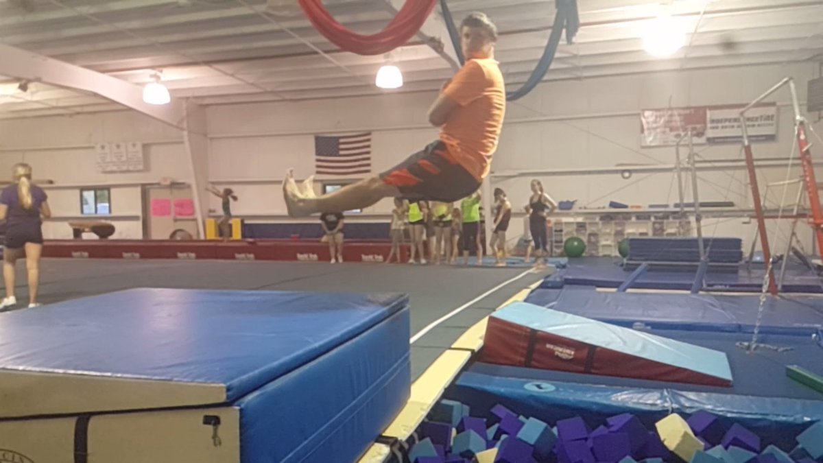 Tsfreerunning's tweet photo. #justchilling 😂😂 can anyone guess what move I'm doing here?? https://t.co/hizZmS06pe