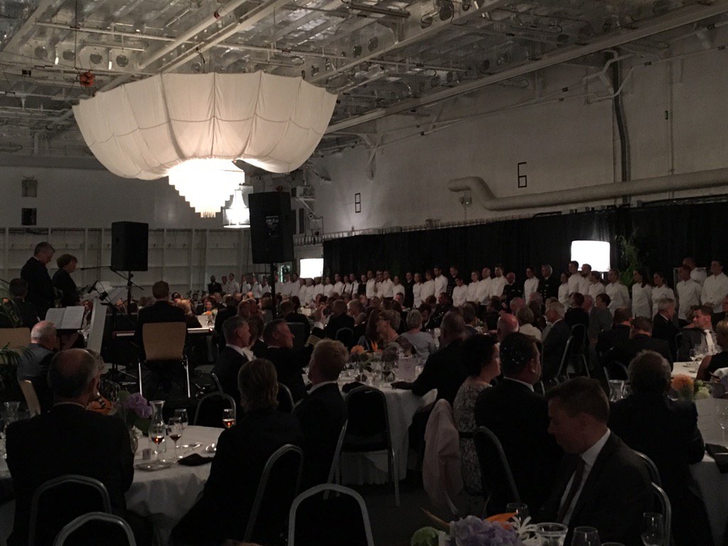 Je zou bijna vergeten, dat je aan boord van een oorlogsbodem zit.#saildenhelder