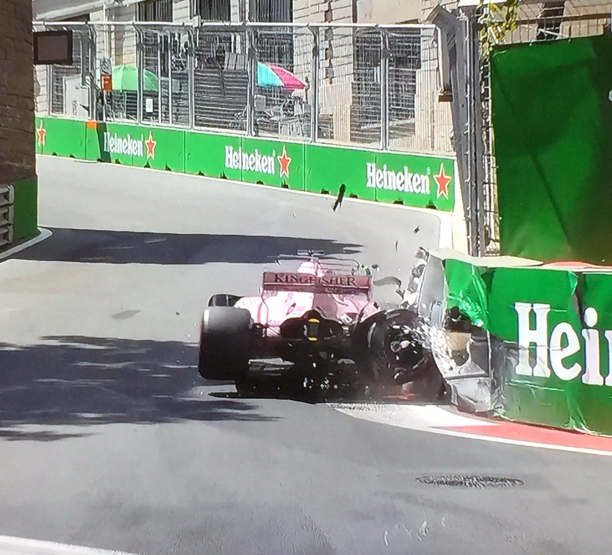 SportsNewsNL's tweet image. #Crashoftheday #PEREZ #ForceIndia 
#F2 #BakuGP #AzerbaijanGP 🇦🇿 #F1 #GPAzerbaiyan #gp #GpBaku #gomax