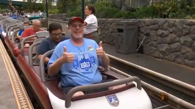 #Disney fan has visited #Disneyland 2,000 straight days, every day since 2012 bit.ly/2tXRsNA https://t.co/wmzY0jKwAj