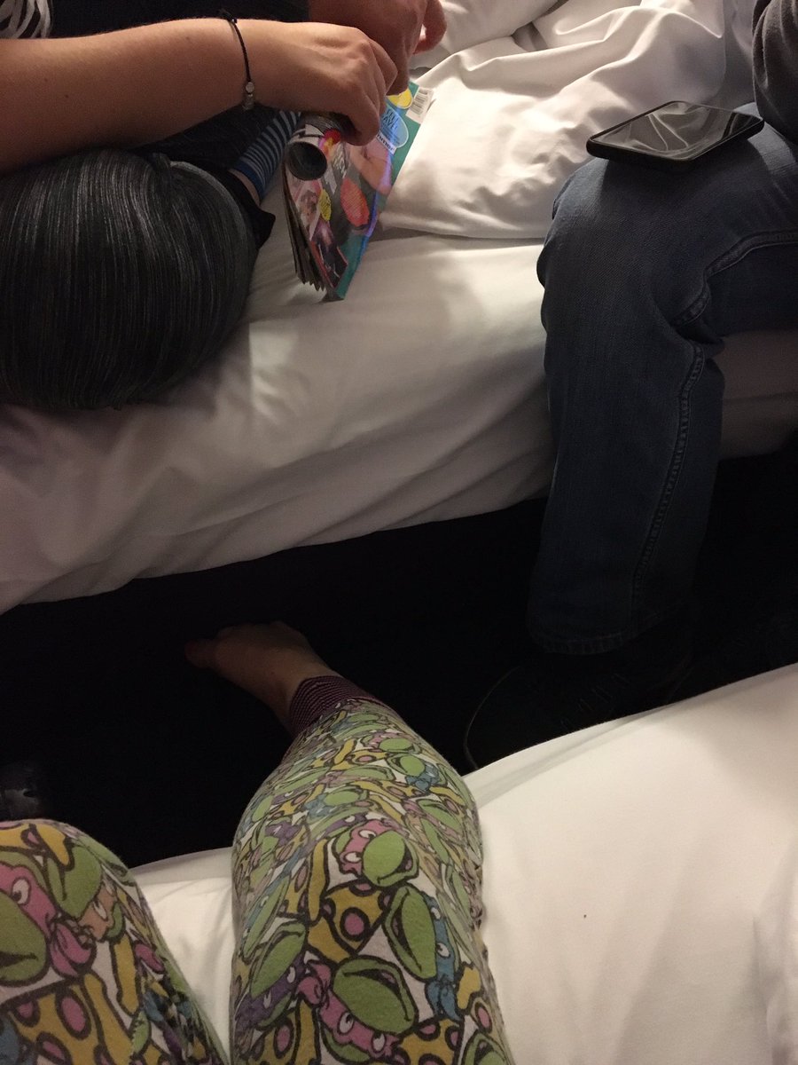 JulieBloomwood's tweet photo. Kurze Twitter-Konferenz im Hotelzimmer mit den knaller Heroinherzchen @Pisu_11 & @mrrsole <3 Wo ist eigentlich @ingozen ?! #internetfreunde https://t.co/IWg6swvyUa