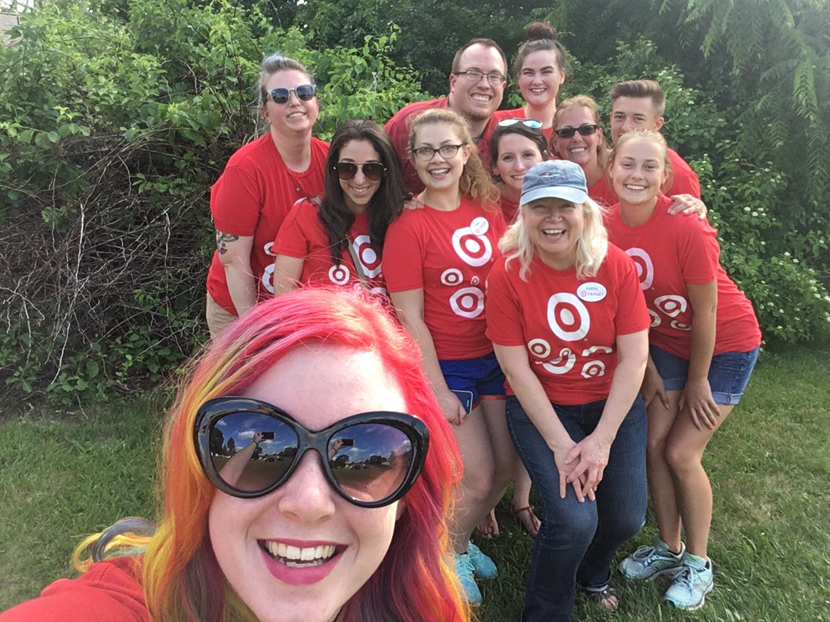 KellyMtFord's tweet photo. Some of my favorite people! #Givingoutloud #targetvolunteers @Danny_Noonan11 https://t.co/wF2M7KGXHW