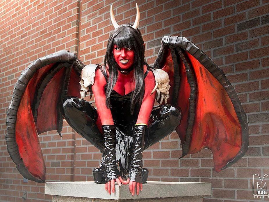 Female Demon Cosplay 